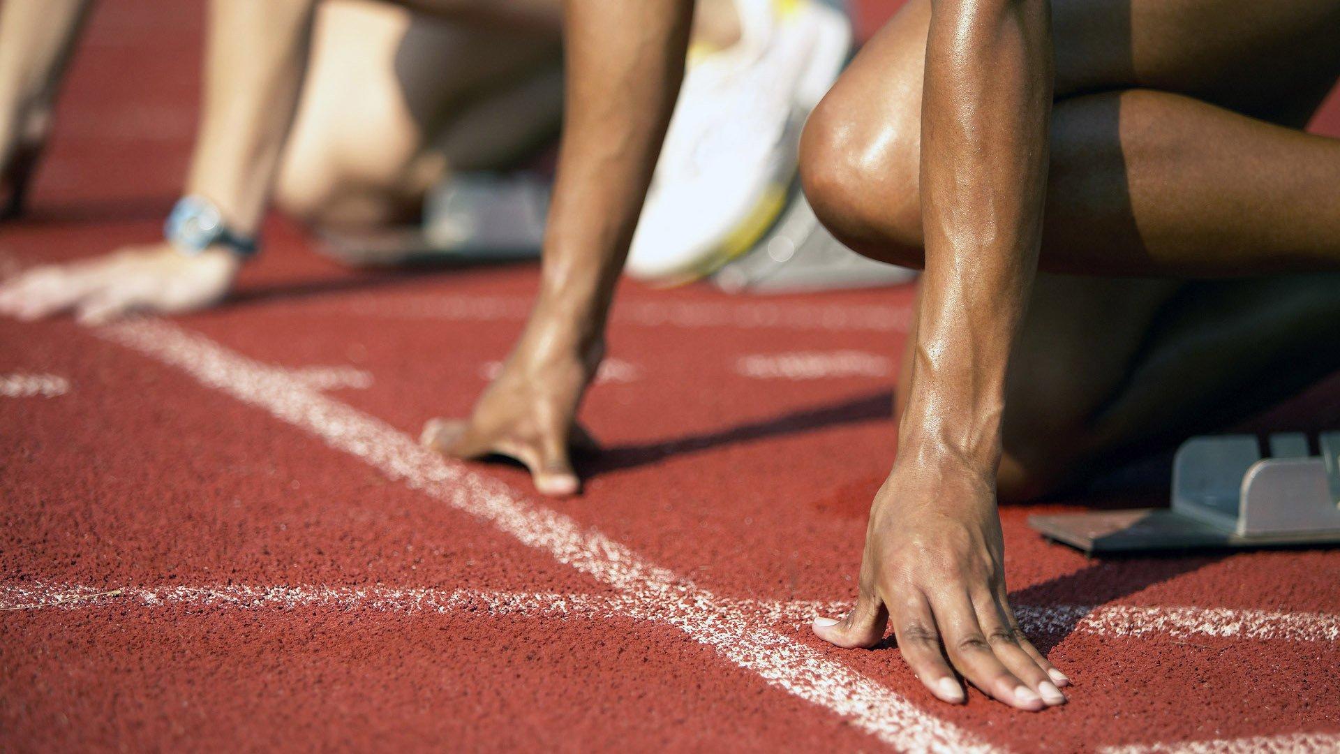 梅西离巴萨周年日，莱万亮相，巴萨距全注册有多远？