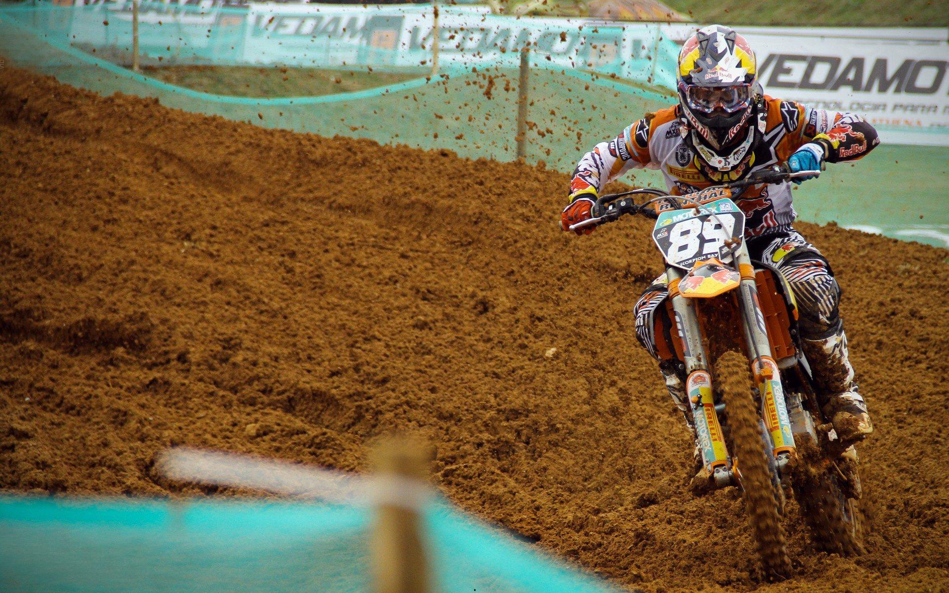 穆里尼奥,我岁数大了不需要称赞,但球员们需要成长与认可